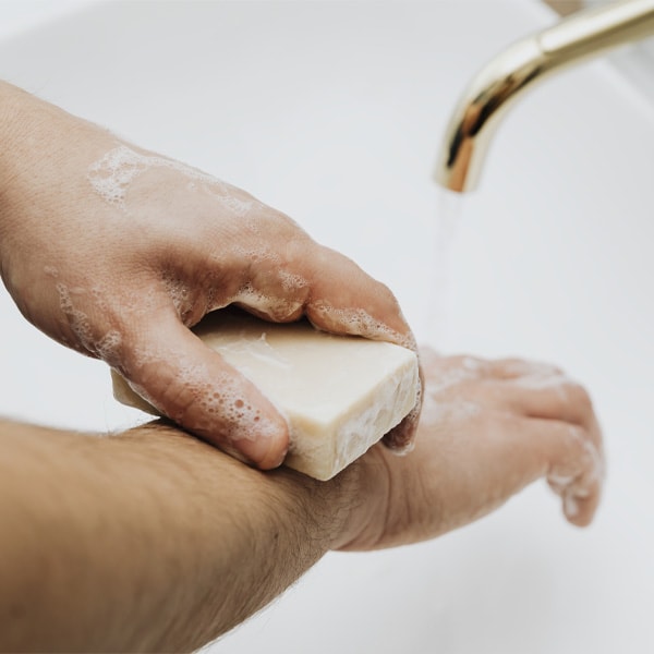 Appliquer du savon au PH neutre sur les boutons